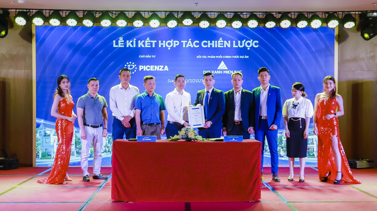 Chủ đầu tư Picenza Việt Nam trao chứng nhận cho Đất Xanh Miền Bắc đơn vị phân phối chính thức dự án