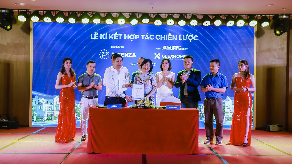 Chủ đầu tư Picenza Việt Nam trao chứng nhận cho Glexhomes đơn vị Quản lý Kinh Doanh & Marketing Truyền thông