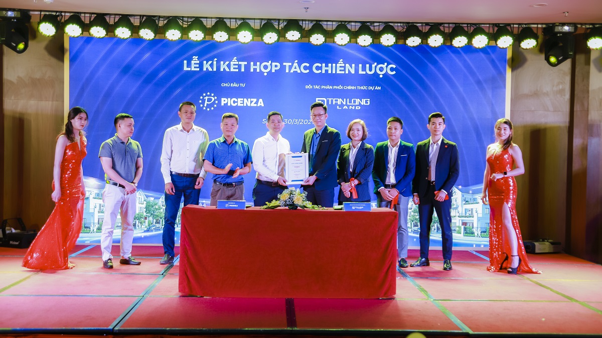 Chủ đầu tư Picenza Việt Nam trao chứng nhận cho Tân Long Land đơn vị phân phối chính thức dự án
